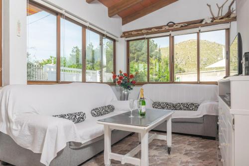 A seating area at Villa Luna