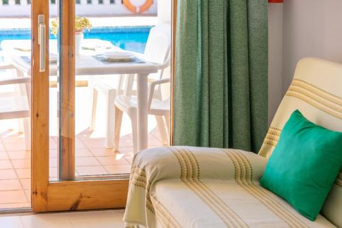 Habitación con silla, mesa y comedor en Villa Marina -Cala EnPorter-, en Cala'n Porter