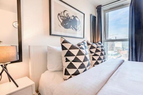 um quarto com uma cama branca e uma janela em Be London - Covent Garden Residences em Londres