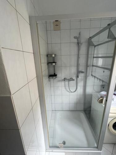 un baño con ducha y bañera en Ferienwohnung Röck, en Hornberg