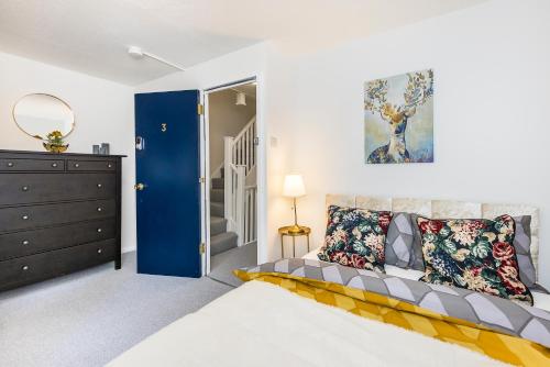a bedroom with a bed and a blue door at Inglewood Hub in London
