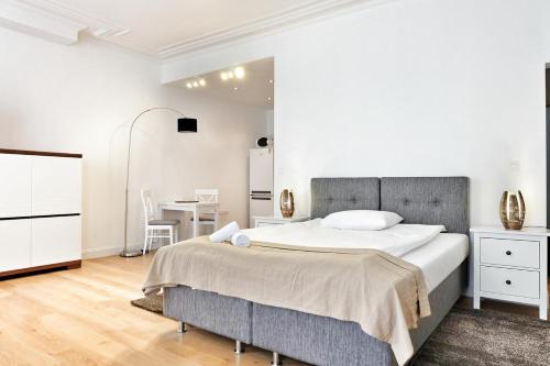 um quarto com uma cama grande e uma mesa em Résidence Capitale - City Center em Bruxelas