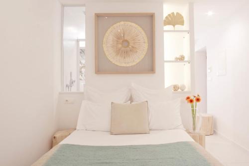 um quarto com uma cama e uma fotografia na parede em Studio cozy sur la Marina de Bonifacio em Bonifacio