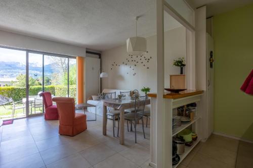 une cuisine et une salle à manger avec une table et des chaises dans l'établissement La Caravelle, à Embrun
