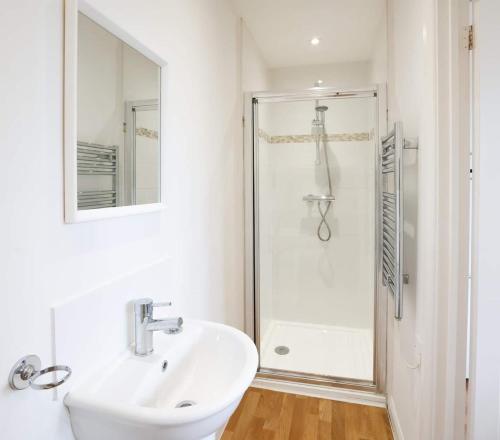 biała łazienka z umywalką i prysznicem w obiekcie Lovely One Bed Apartment in Guildford w mieście Guildford