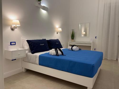 une chambre avec un lit avec des draps bleus et blancs dans l'établissement St. Vincent Apartment, à Castellammare di Stabia