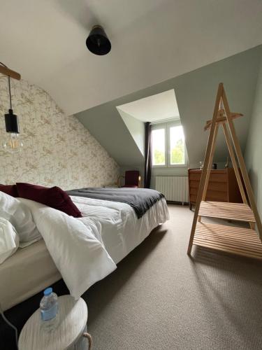 Un dormitorio con una cama grande y una ventana en Gîte les Remparts, en Pierrefonds