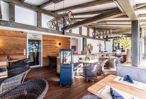 un restaurante con sillas y mesas en una habitación en BB Landhotel Hütter, en Meschede