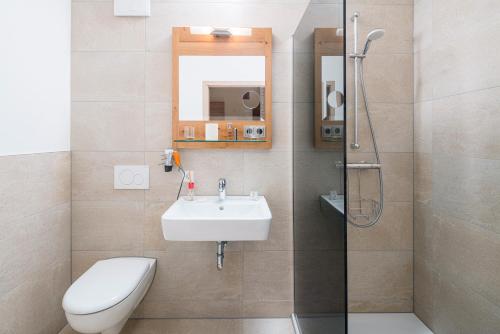 La salle de bains est pourvue d'un lavabo, de toilettes et d'une douche. dans l'établissement BB Landhotel Hütter, à Meschede