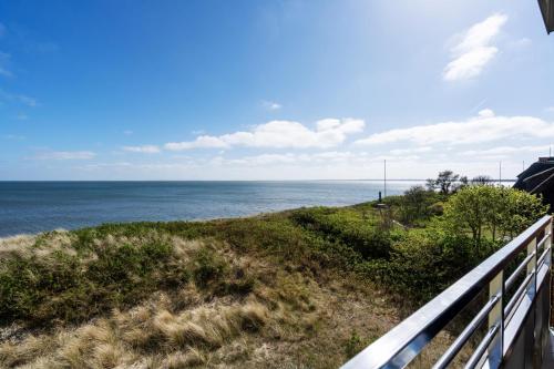 a view of the ocean from the balcony of a house at Wattenblick in List