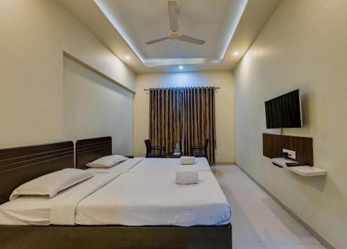 Lova arba lovos apgyvendinimo įstaigoje Hotel Galaxy Inn-Best Business Hotel in Kolhapur