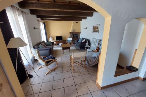 un salon avec un canapé et des chaises dans l'établissement Le Vallon des âmes - Large house for 15 people in Roubion, à Névache