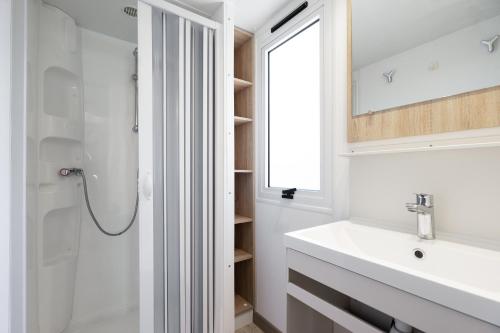 un baño con lavabo y ducha en Camping Siena Colleverde, en Siena
