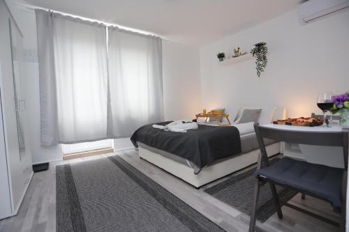 Säng eller sängar i ett rum på Apartman Normanci near Bizovac thermal spa