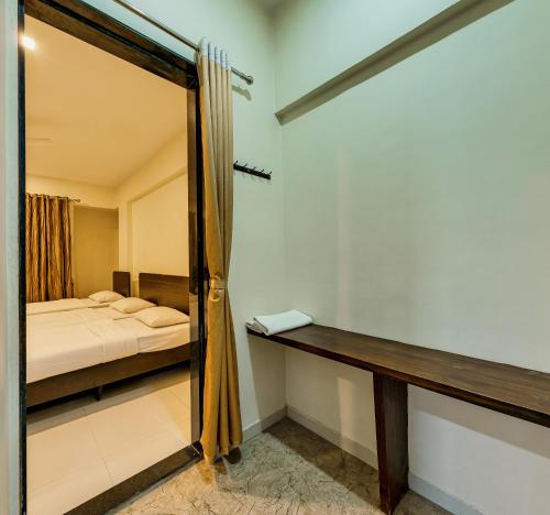 Ένα ή περισσότερα κρεβάτια σε δωμάτιο στο Hotel Galaxy Inn Kolhapur