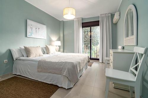 Amazing 2-Bedroom Retreat in Nueva Andalucia, Steps from Centro Plaza