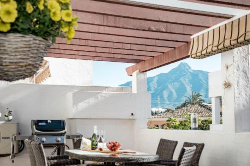 Amazing 2-Bedroom Retreat in Nueva Andalucia, Steps from Centro Plaza