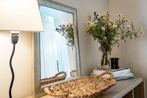 Amazing 2-Bedroom Retreat in Nueva Andalucia, Steps from Centro Plaza