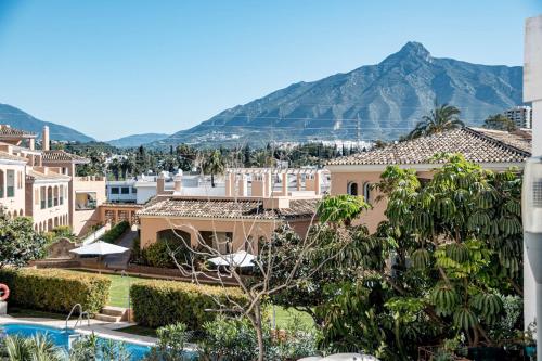 Amazing 2-Bedroom Retreat in Nueva Andalucia, Steps from Centro Plaza