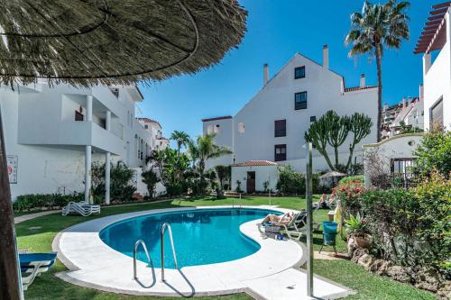 Amazing 2-Bedroom Retreat in Nueva Andalucia, Steps from Centro Plaza