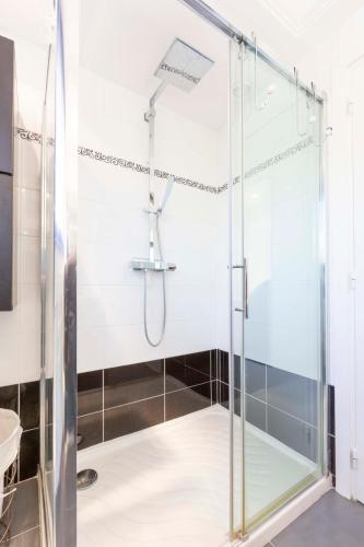 une douche avec une porte vitrée dans une salle de bain dans l'établissement Ideal congress and vacation LIVE IN VILLA PARADOR, à Cannes