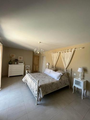 une chambre avec un lit et un lustre dans l'établissement ECHAPPEE EN PROVENCE, à Saint-Saturnin-lès-Apt