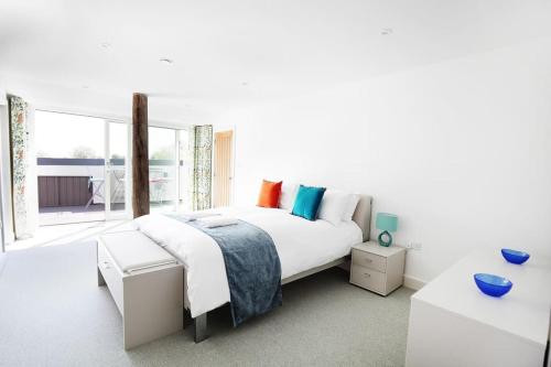 Postel nebo postele na pokoji v ubytování The Pole Barn - Stunning, High Spec Barn Conversion