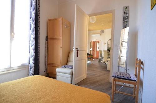 een slaapkamer met een bed en een kamer met een eetkamer bij Appartement avec parking pour 4 personnes en plein cœur de Monaco in Beausoleil