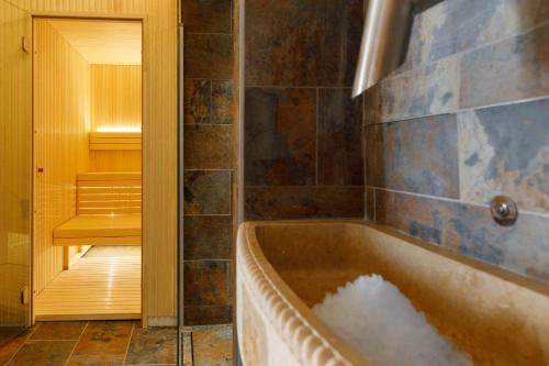eine Badewanne im Bad mit Dusche in der Unterkunft Villa Padovani Relais de Charme - Adults Only in Pastrengo