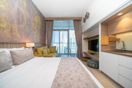 Postel nebo postele na pokoji v ubytování HiGuests - Designer Studio in Dubai Marina With Amazing Views