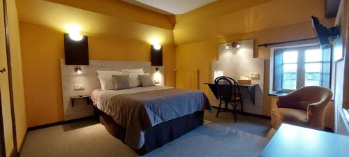 A bed or beds in a room at Hôtel De La Barbacane