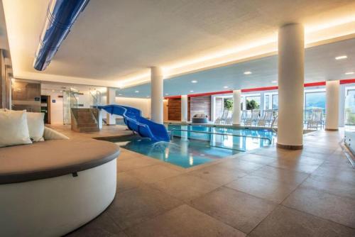 Swimmingpoolen hos eller tæt på Appartamento "Sergio" 7 posti letto Residence Veronza