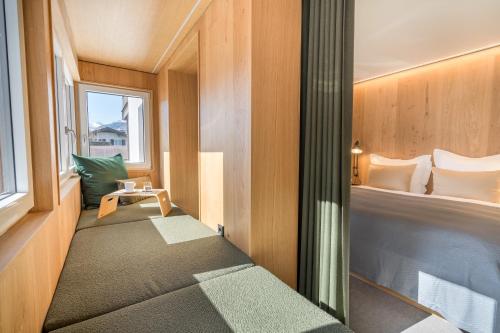 Habitación pequeña con cama y ventana en Goldbrunn, en Oberstdorf