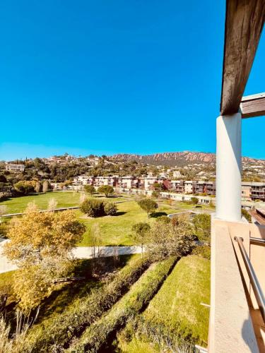 une vue depuis le balcon d'une maison dans l'établissement Spacieux Appartement Climatisé  Dernier étage, à Agay
