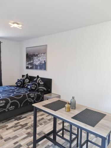 Schlafzimmer mit einem Bett und einem Tisch in der Unterkunft City Apartment in Osnabrück