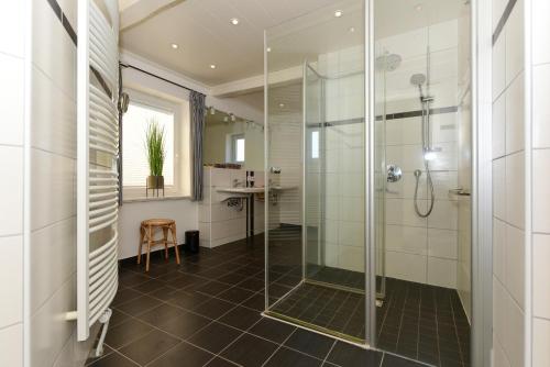 Een badkamer bij Haus Kiehlwasser Whg 01 EG