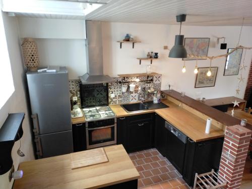 La cuisine est équipée d'un réfrigérateur et d'un évier. dans l'établissement Maison de charme au bord de l'Aude, à 5min de la plage, à Fleury-d'Aude