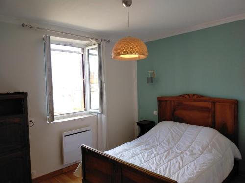 une chambre avec un lit et une fenêtre dans l'établissement Maison de charme au bord de l'Aude, à 5min de la plage, à Fleury-d'Aude