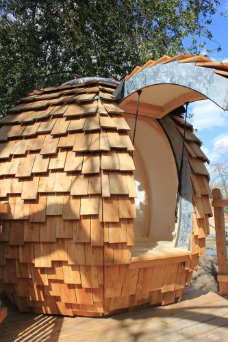 a wooden igloo house with a roof at Cabane sur pilotis in Wargnies-le-Petit