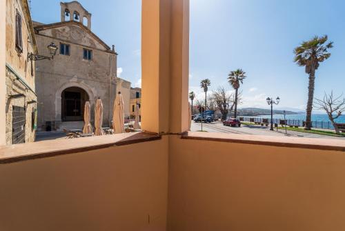 a room with a window with a view of a street at Palau Marco Polo in Alghero
