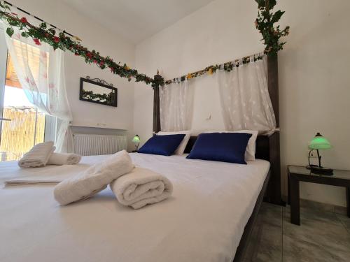 Postel nebo postele na pokoji v ubytování Myrtia Guest House