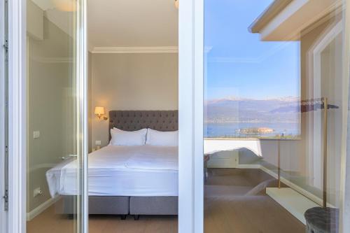 a bedroom with a bed and a view of the water at Lago 270 in Stresa