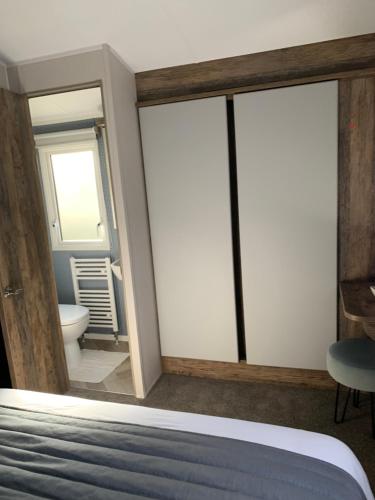 een kamer met een bed en een badkamer met een toilet bij 36 Glenfinart Caravan Park in Dunoon