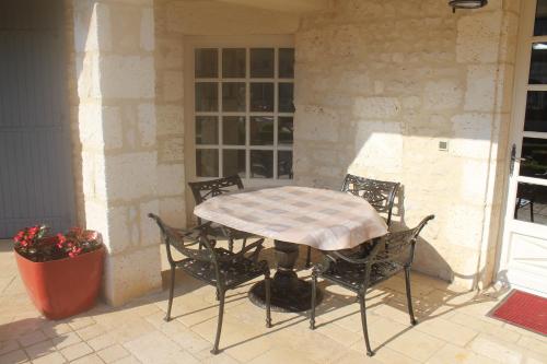 Photo de la galerie de l'établissement Villa Charentaise avec piscine privée, à Chazelles