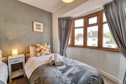En eller flere senge i et værelse på Guest Homes - Severn Swans House