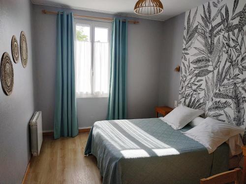 Un pat sau paturi într-o cameră la le Marronnier