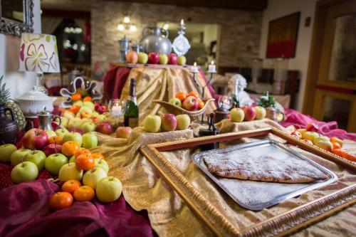 a table with a buffet of fruits and vegetables at Hotel Derby in Folgarida