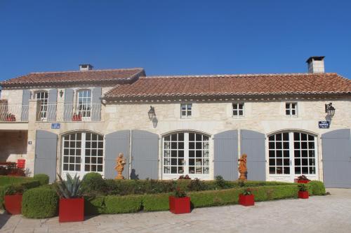 Photo de la galerie de l'établissement Villa Charentaise avec piscine privée, à Chazelles