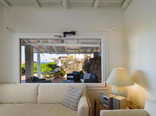 A seating area at Laura's Terrace - Klodge