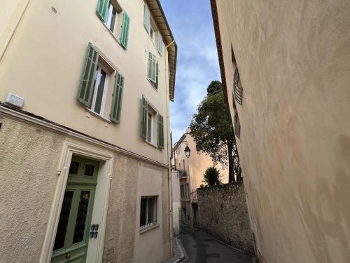 Cannes Suquet by Welcome to Cannes